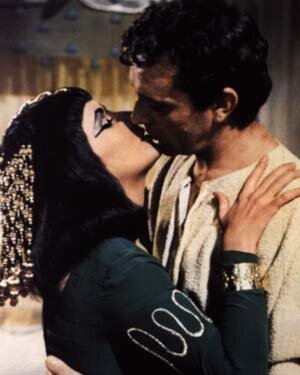 lizt_burton_cleopatra_kiss.jpg