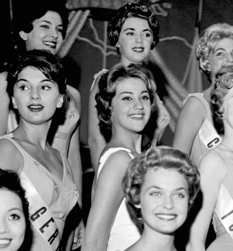 Ζωίτσα Κουρούκλη 18 Καλλιστεία Μις Υφήλιος 1959 στο Long Beach.jpg