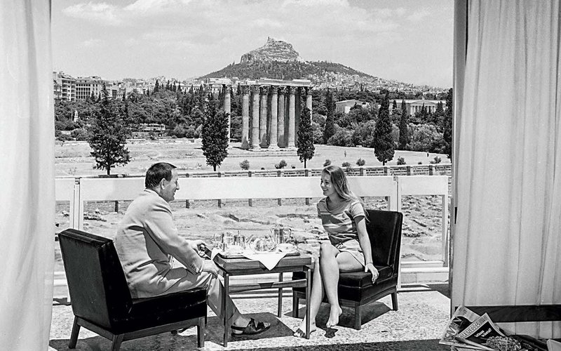 Αθήνα βεράντα του Royal Olympic Athens Hotel  ναός του Ολυμπίου Διός  1969.jpg