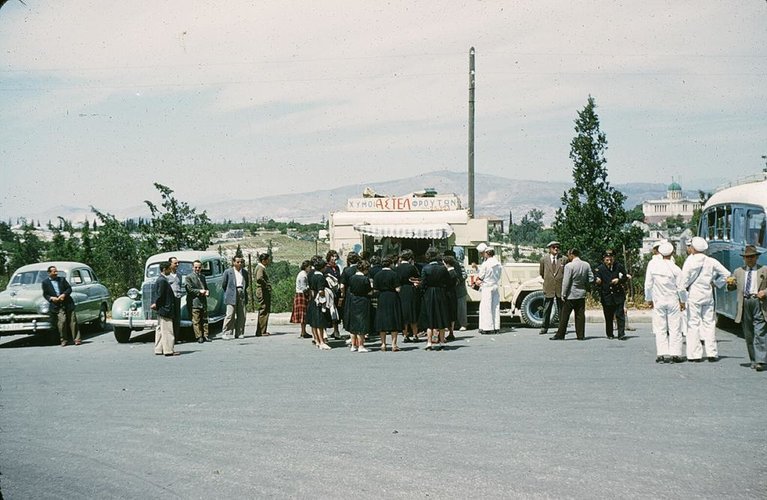 Επίσκεψη σε καντίνα, πέριξ της Ακροπόλεως, (1953).jpg