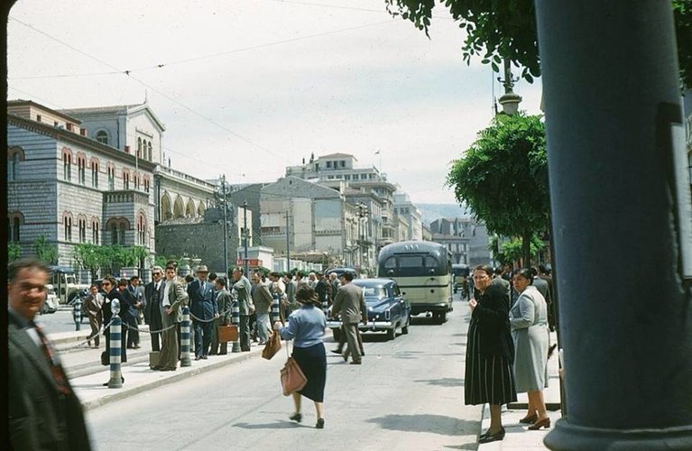 Oδός Πανεπιστημίου, στο ύψος του Οφθαλμιατρίου. Τα αυτοκίνητα κινούνται παραπλεύρως της γραμμή...jpg