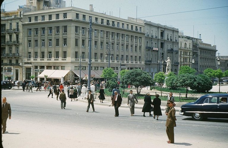 Η οδός Πανεπιστημίου, στο σημείο που βρίσκεται σήμερα ο σταθμός του Μετρό. (1953).jpg