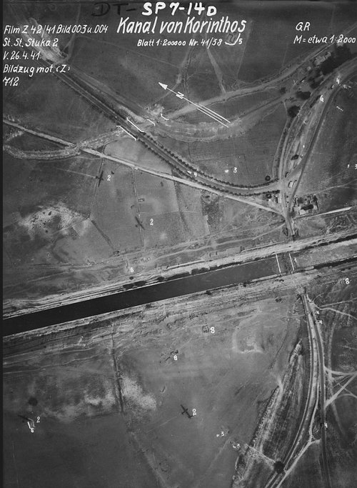  της ίδιας μέρας (26-4-1941), αφού ανατινάχτηκε η γέφυρα. Διακρίνονται μεταξύ άλλων 4 προσγειω...jpg
