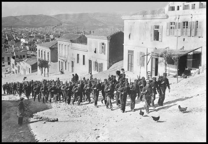  στρατιώτες ανηφορίζουν την Βασιλέως Γεωργίου Β' κατά την διάρκεια των Βαλκανικών Πολέμων, 191...jpg