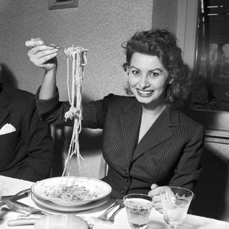 sophia-loren-eating-spaghetti-1953.jpg