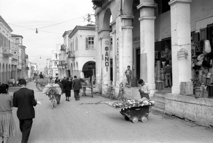 Πάτρα Mario De Biasi Νοέμβριος 1953 Ερμού και Καραϊσκάκη.jpg