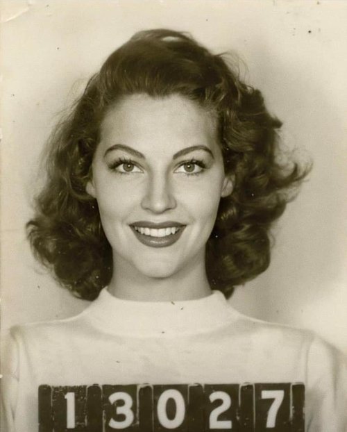 Ava Gardner 19 for MGM  1942.jpg