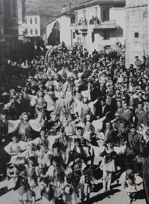 Γενίτσαροι Πλατεία-Δημαρχείας-1956.jpg