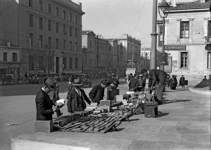 ΑΘΗΝΑ-1925.-Υπάιθριο-παλαιοβιβλιοπωλείο-μπροστά-από-την-Εθνική-Βιβλιοθήκη.-1.jpg