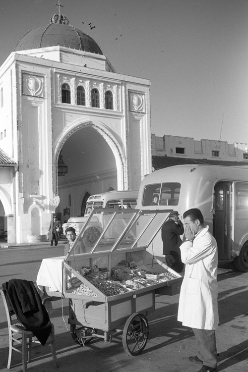 Ρόδος η Αγορά στο Μανδράκι το 1957 Schuyler Jones.png