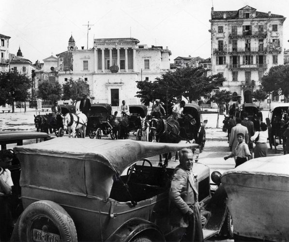 geography-travel-greece-athens-street-scene-building-of-the-greek-CPG5RR.jpg