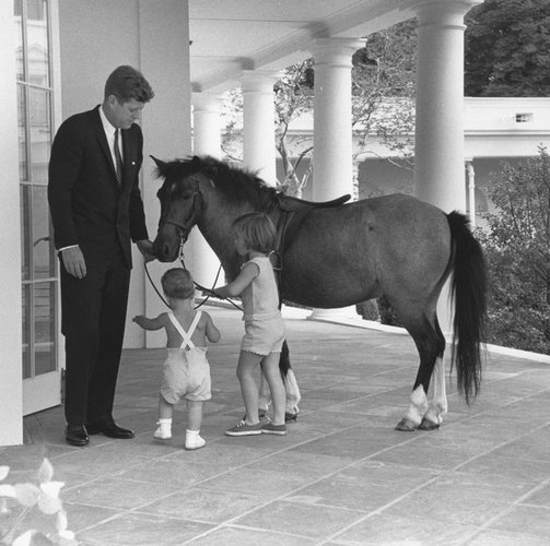 outside-the-white-houses-oval-office-american-president-news-photo-1588692857.jpg