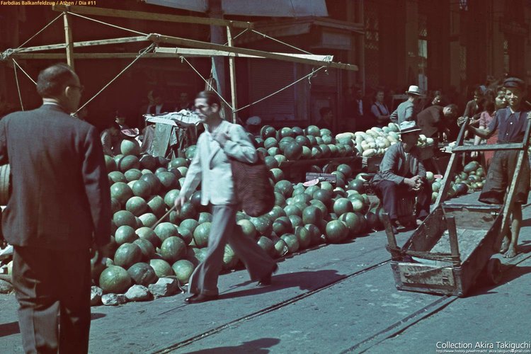 Athen 1941 in the market 1.jpg