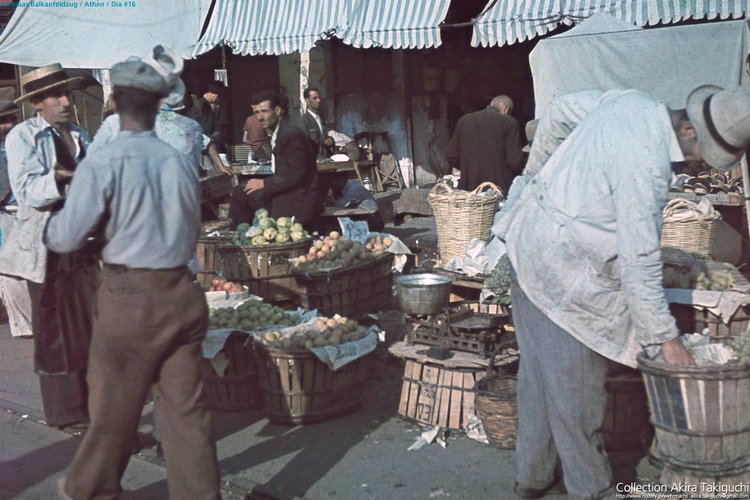 Athen 1941 in the market 2.jpg