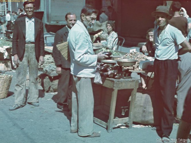 Athen 1941 in the market 3.jpg