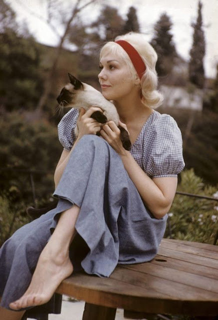 Interesting Vintage Photos of Classic Movie Stars Spending Time With Their Pets (35).jpg