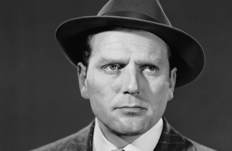 Charles McGraw (1).jpg