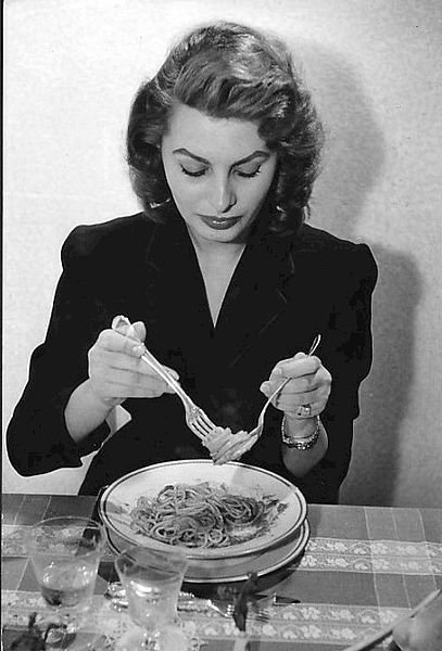 Sophia_Loren_eating_spaghetti_1955.jpg