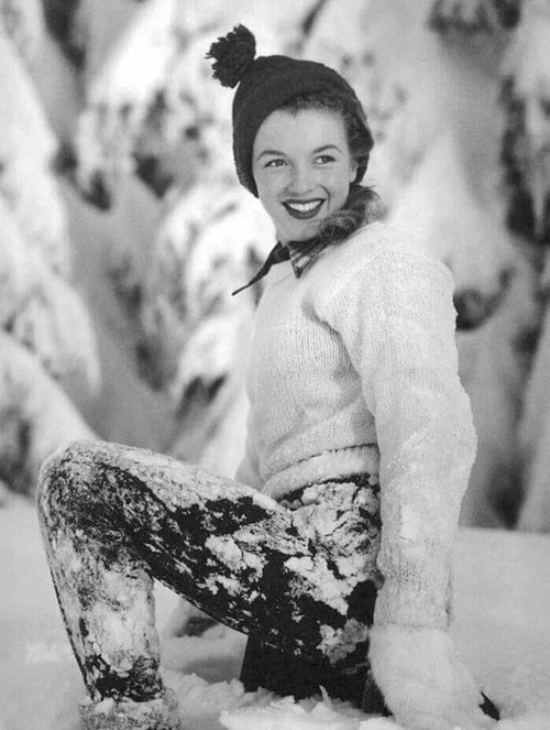 nineteen-year-old-norma-jeane-enjoying-some-fun-in-the-snow-december-1945-1543942733.jpg