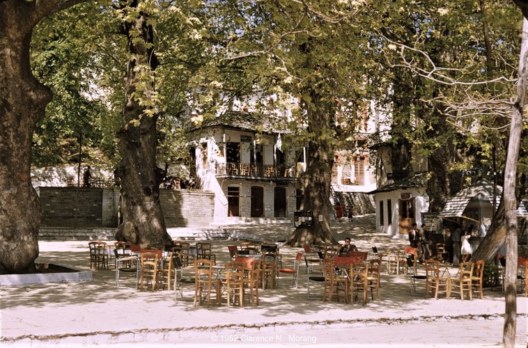Πήλιον, κεντρική πλατεία Ζαγοράς, 1952.jpg