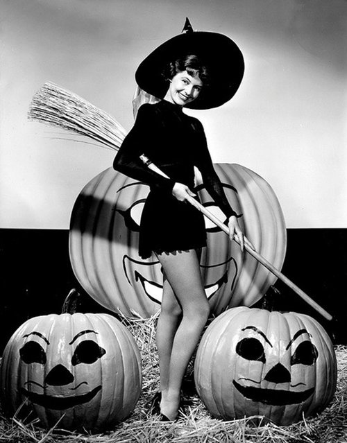 Classic Hollywood actress Cyd Charisse, vintage Halloween pin-up girl photo[4].jpg