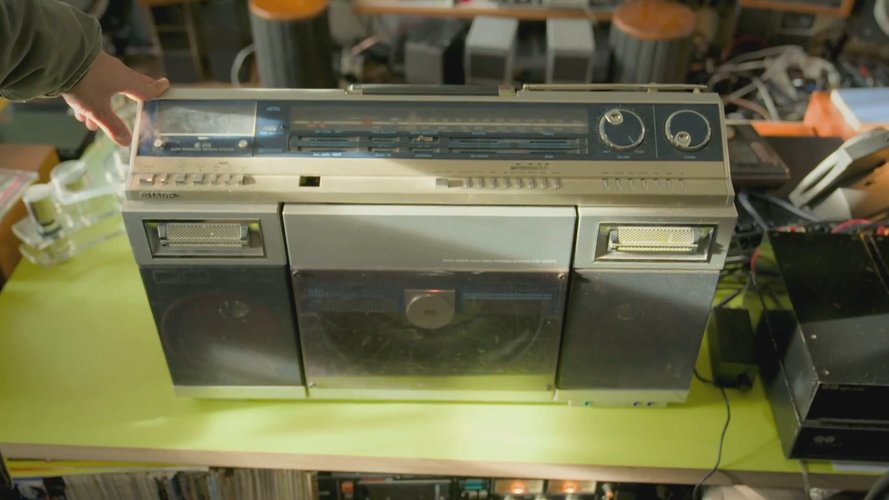 Retro Electro Workshop S01E05 Boombox.mkv_snapshot_04.05.884.jpg