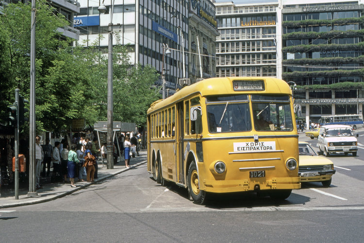 Athens Syntagma Trolley 1985 David Pirmann.jpg