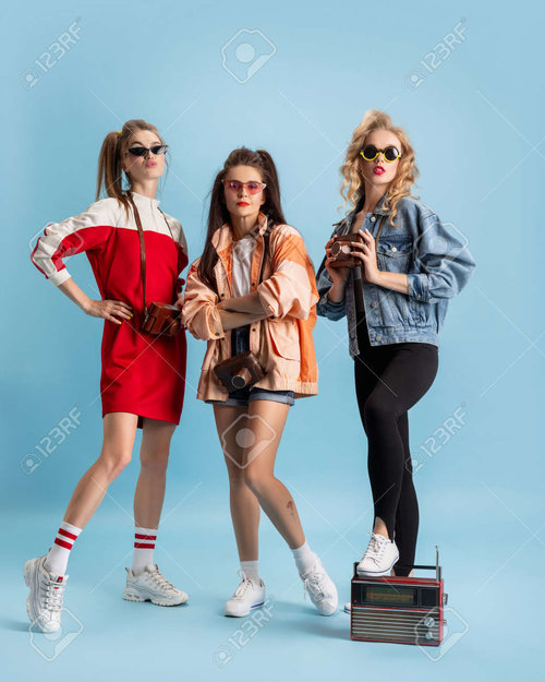 172038767-mujeres-bastante-jóvenes-con-estilo-retro-de-los-años-90-trajes-posando-aislados-sob...jpg