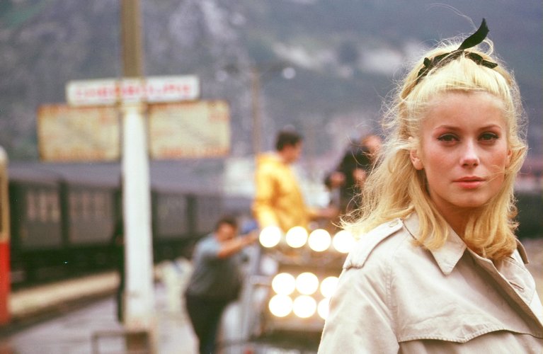 15-catherine-deneuve-dans-les-parapluies-de-cherbourg-un-film-de-jacques-demy-photo-agnes-var...jpeg