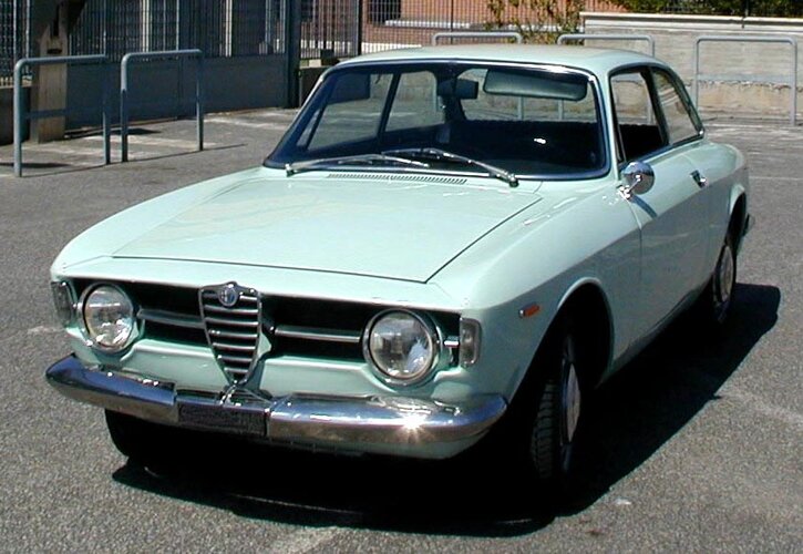 Alfa_Romeo_GT_1300_Junior.jpg