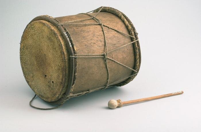 Tropenmuseum_Royal_Tropical_Institute_Objectnumber_3825-16a_Dubbelvellige_cilindrische_trom.jpg