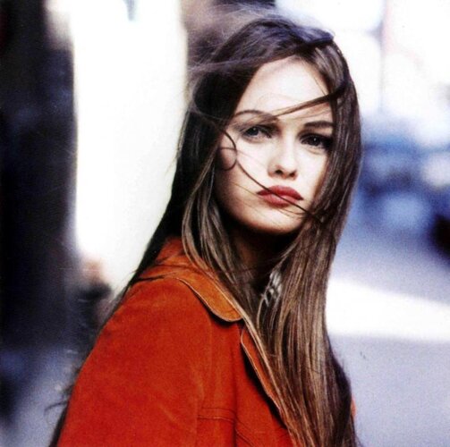 Vanessa-Paradis-rouge.jpg