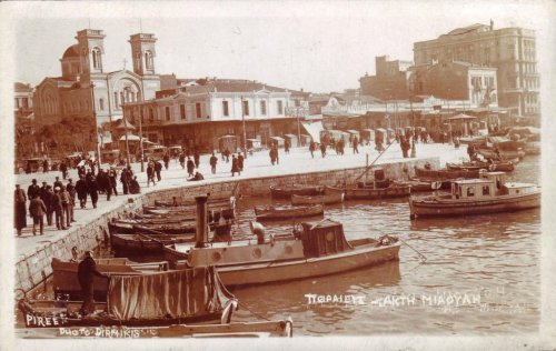 Pireus Port 1930 by Dirmikis.jpg