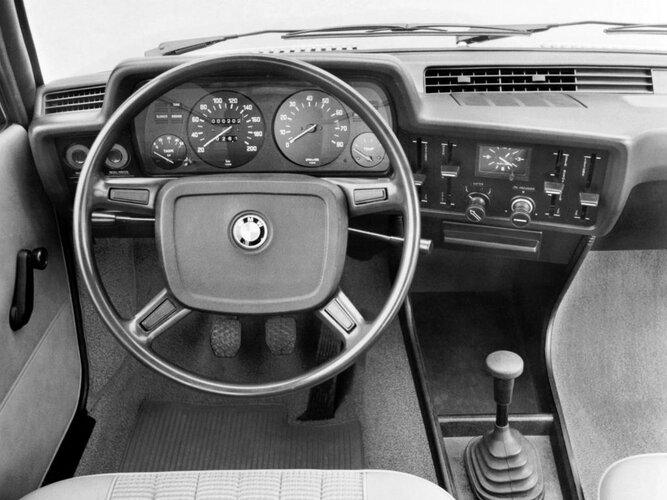 BMW 315 E21 1980-83 iNTERIOR-2.jpg