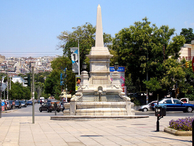 800px-Fountain_Square_Salonica_1.jpg