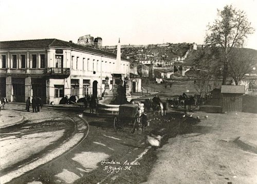 Το συντριβάνι Hamidye στο τέλος της Boulevard Hamidye (1890-1917).jpg