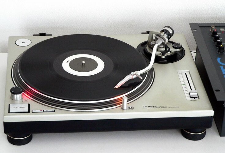 1920px-Technics_SL-1200MK2-2.jpg