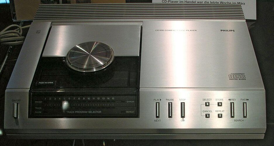 1280px-Philips_CD_100.jpg