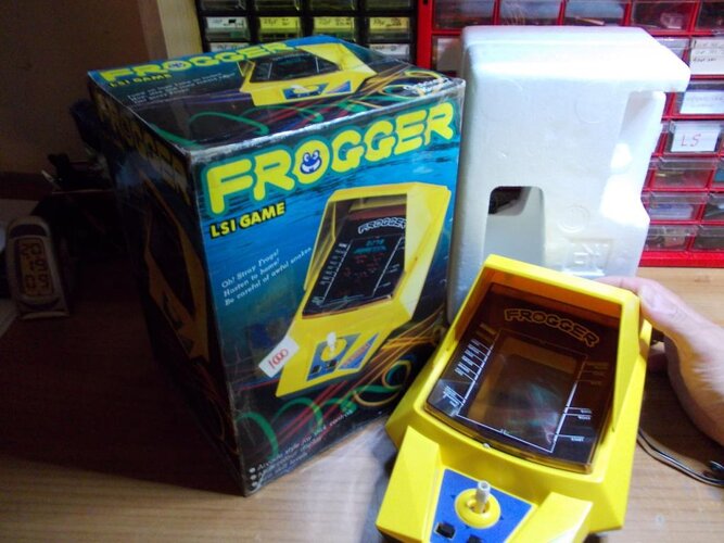 GAKKEN_LSI_Frogger_Side_1.jpg