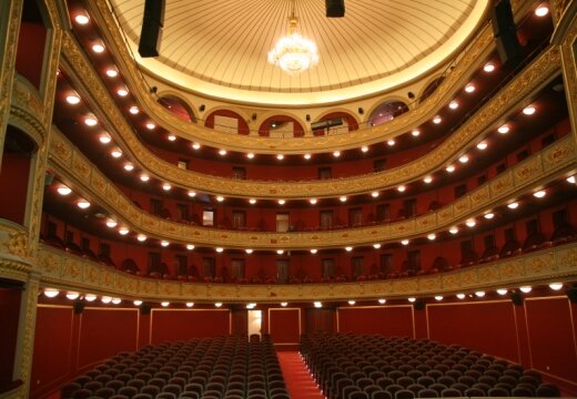 peiraeus_theater_interior_520_360.jpg